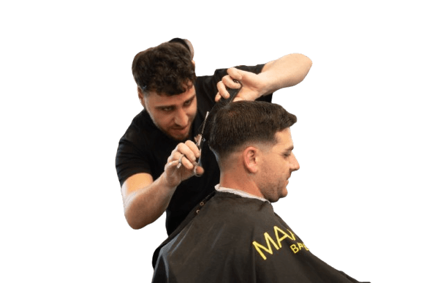 Hombre cortando pelo a otro