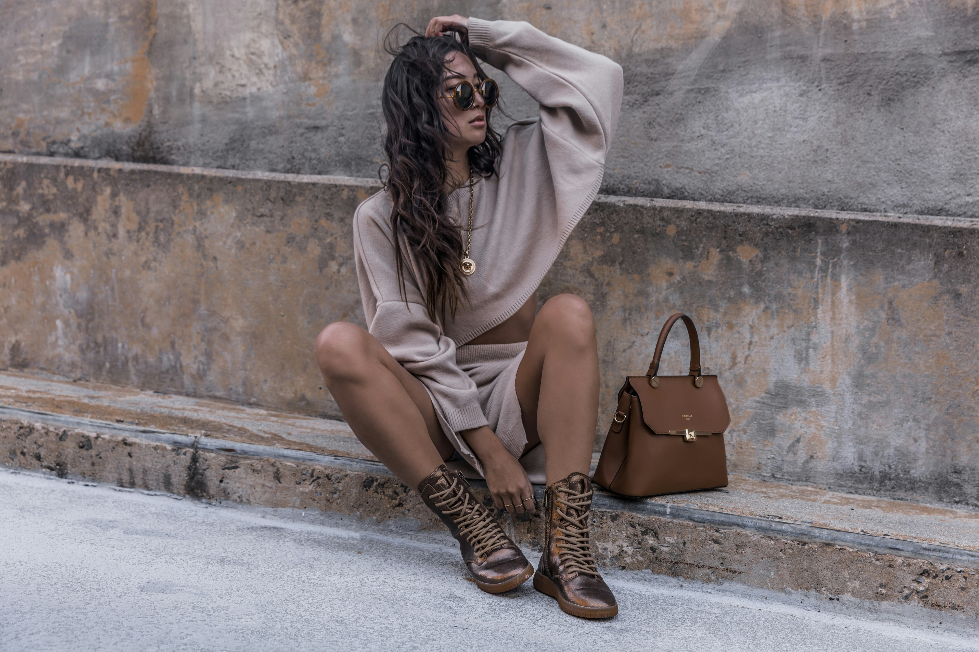 Modelo sentada en la calle